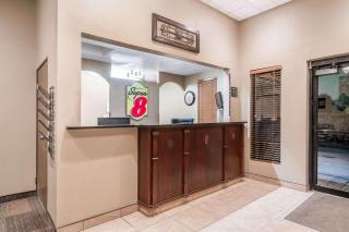 Super 8 by Wyndham Bismarck - 8