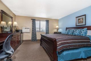 Super 8 by Wyndham Bismarck - 4