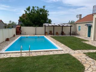 Attractive Holiday Home with Private Pool - Zadar - 0