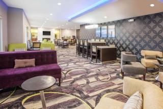 La Quinta Inn and Suites by Wyndham Elkhart - Elkhart - 6
