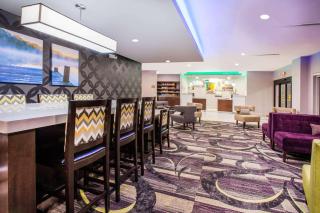 La Quinta Inn and Suites by Wyndham Elkhart - Elkhart - 5