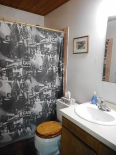 Queen, walk to village center - 5