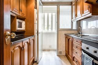 Charming Apartment With Vibrant Accents - L'Hospitalet de Llobregat - 8