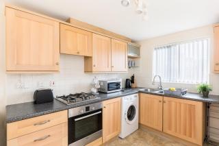 5 bed house with free parking in quiet location - Wolverhampton - 9
