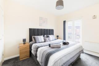 5 bed house with free parking in quiet location - Wolverhampton - 1