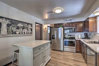 Deck with Wooded Views Rustic-Chic Prescott Cabin! - Prescott - 4