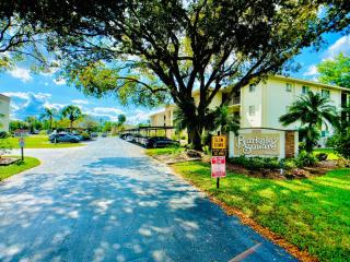 Elegant 1 Bedroom Condo With Swimming Pool Gym Access All Included In Convenient Fort Myers Location Near Golf Courses and Sanibel Island - Fort Myers - 0
