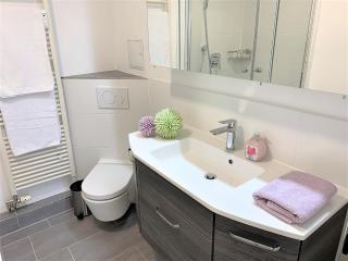 Top Modernes 1-Zimmer-Apartment mit Küche, Parkplatz, kostenfreiem WLAN und Netflix - 2