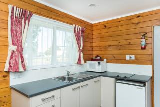 Tudor Park Motel Spacious with kitchens 1 minute walk to restaurant and shopping centre and Gisborne Hospital - Gisborne - 7