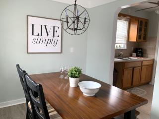 The Modern Stylish Gem Of Pontiac - 5 Min To GM - 2