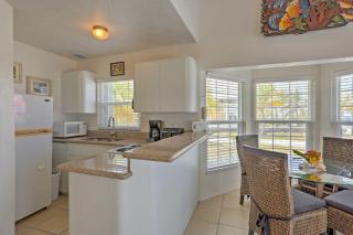 Lovely Sea Dreams Villa with Private Beach and Deck! - Banksville - 5