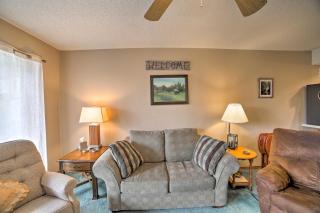 Condo w/ Pool Access - 2 Mi to Silver Dollar City! - 6