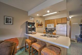Condo w/ Pool Access - 2 Mi to Silver Dollar City! - 4