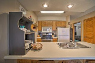 Condo w/ Pool Access - 2 Mi to Silver Dollar City! - 2