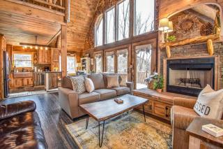 Bear Sightings! 8 mins to downtown Gatlinburg, Kids Cave, Theatre, Treehouse! - Gatlinburg - 0