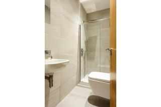 Stylish 2 bed 2 bath *Close To Beach and Centre with parking* - 7