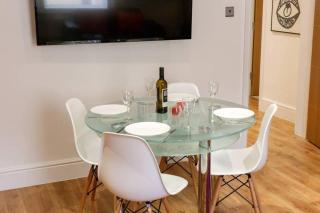 Stylish 2 bed 2 bath *Close To Beach and Centre with parking* - 3