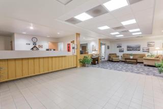 Super 8 by Wyndham Alma - 9