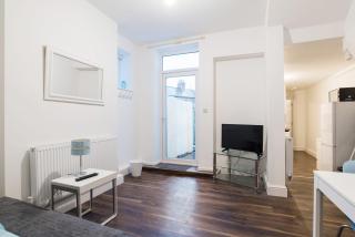 Ideal Two Bedroom Apartment near Centre & Stadium - 4