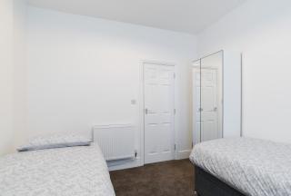 Ideal Two Bedroom Apartment near Centre & Stadium - 3