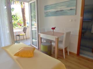 Apartments SIDRO on the beachfront - Starigrad-Paklenica - 2