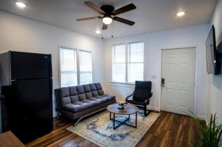 Downtown View Cozy 2BR1BA Home Sleeps 8 - San Antonio - 9