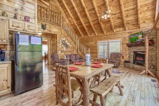 Heavenly Bear, Hot Tub, 1089 of FREE Attraction tickets for each paid day, Dollywood and More - Sevierville - 4
