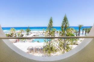 Golden Coast Beach Hotel - 4