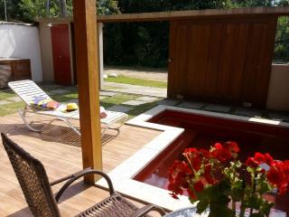 Refúgio com Piscina Vermelha - 3 Suítes, Churrasqueira e Praia na Esquina! - Paraty - 8