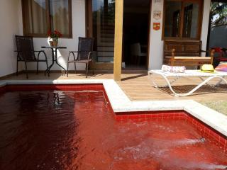 Refúgio com Piscina Vermelha - 3 Suítes, Churrasqueira e Praia na Esquina! - Paraty - 9