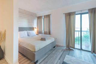 Deluxe Studio w/ Lakeview - free parking/pool - 3