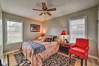 Coastal Escape with Yard, Walk 1 Mile to Texas A and M - 4