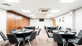 Holiday Inn London Luton Airport by IHG - Luton - 9