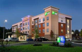 Holiday Inn Express & Suites - Fayetteville South by IHG - Fayetteville - 0