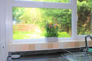 Homely and Budget Friendly 3 bed house Sleeps 6 Free Parking! - 1