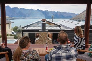 Mountain Vista - beautifully renovated home with spa pool - 5