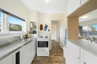 The Green Trout - Paraparaumu Beach Holiday Home - 8
