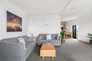 Rooftop Retreat - Mount Maunganui Holiday Home - 5