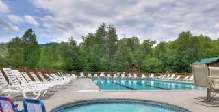 A Piece of Heaven-FREE Dollywood ticket, mountain views, local pool pass, game room, Wi-Fi - 4