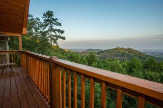 Cozy 2BR cabin wviews, hot tub, game room, pool access, near Dollywood free ticket daily! - Sevierville - 0