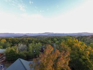 Eagles Haven Lodge, 5 bed, 4 bath, great for groups, game room, hot tub, Wi-Fi, grills, easy roads - Sevierville - 8
