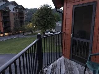 Spacious Downtown Condo Walking distance to Downtown Gatlinburg Sleeps 6 guests - Gatlinburg - 9