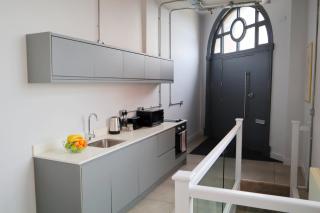 Trendy Urban Industrial Apartment - Great Location - Parking - Fast WiFi - Smart TV - Beautiful 2 Double Bedroom Apartment sleeps up to 4! - 5