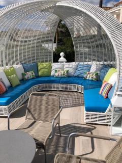 R02 Luxury Apartment in Villa with Pool and Garden - 7
