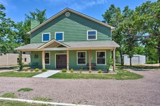Kingston Home with Pickleball Steps to Lake Texoma! - 4