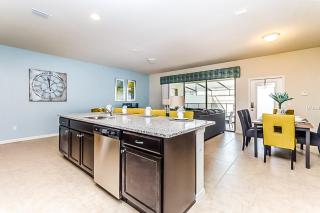 Windsor at Westside: The Lanai King - 8