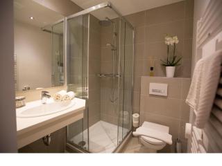 Gästehaus Schusser an der Therme, Frühstück, Doppelzimmer und Ferienwohnung - 3