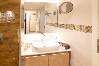 Maurers Schlierseetraum 1 hochwertige Erdgeschosswohnung mit allen Raffinessen erfreut sich auch Urlauber idealerweise für Paar mit Kindern geeignet und Vierbeiner Dank des tollen Zauns auf der Terrasse stylisch und edel von der Ausstattung mit 64 qm - 1