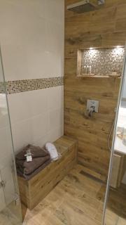 Maurers Schlierseetraum 1 hochwertige Erdgeschosswohnung mit allen Raffinessen erfreut sich auch Urlauber idealerweise für Paar mit Kindern geeignet und Vierbeiner Dank des tollen Zauns auf der Terrasse stylisch und edel von der Ausstattung mit 64 qm - 2