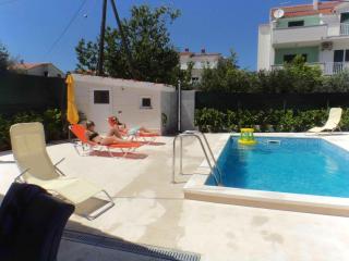 Cozy apartment in Kaštel Štafilić 27 m² with shared pool - 0